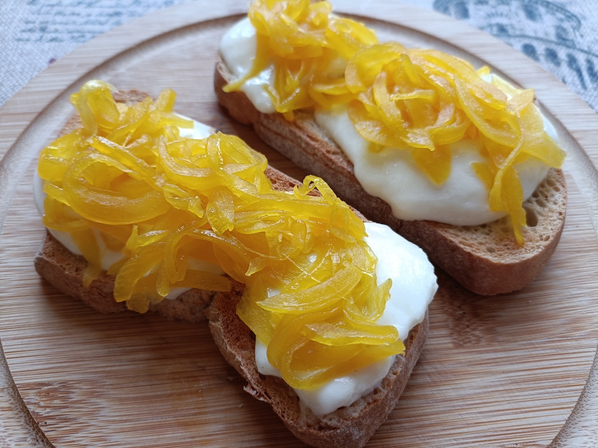 Bruschetta con mozzarella e cipolle allo zafferano