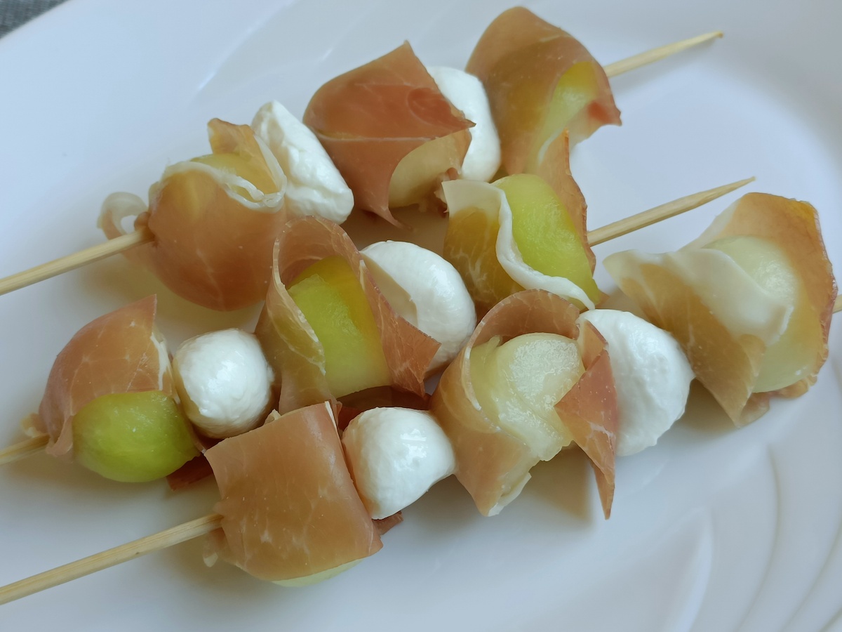 Spiedini di prosciutto e melone con mozzarella