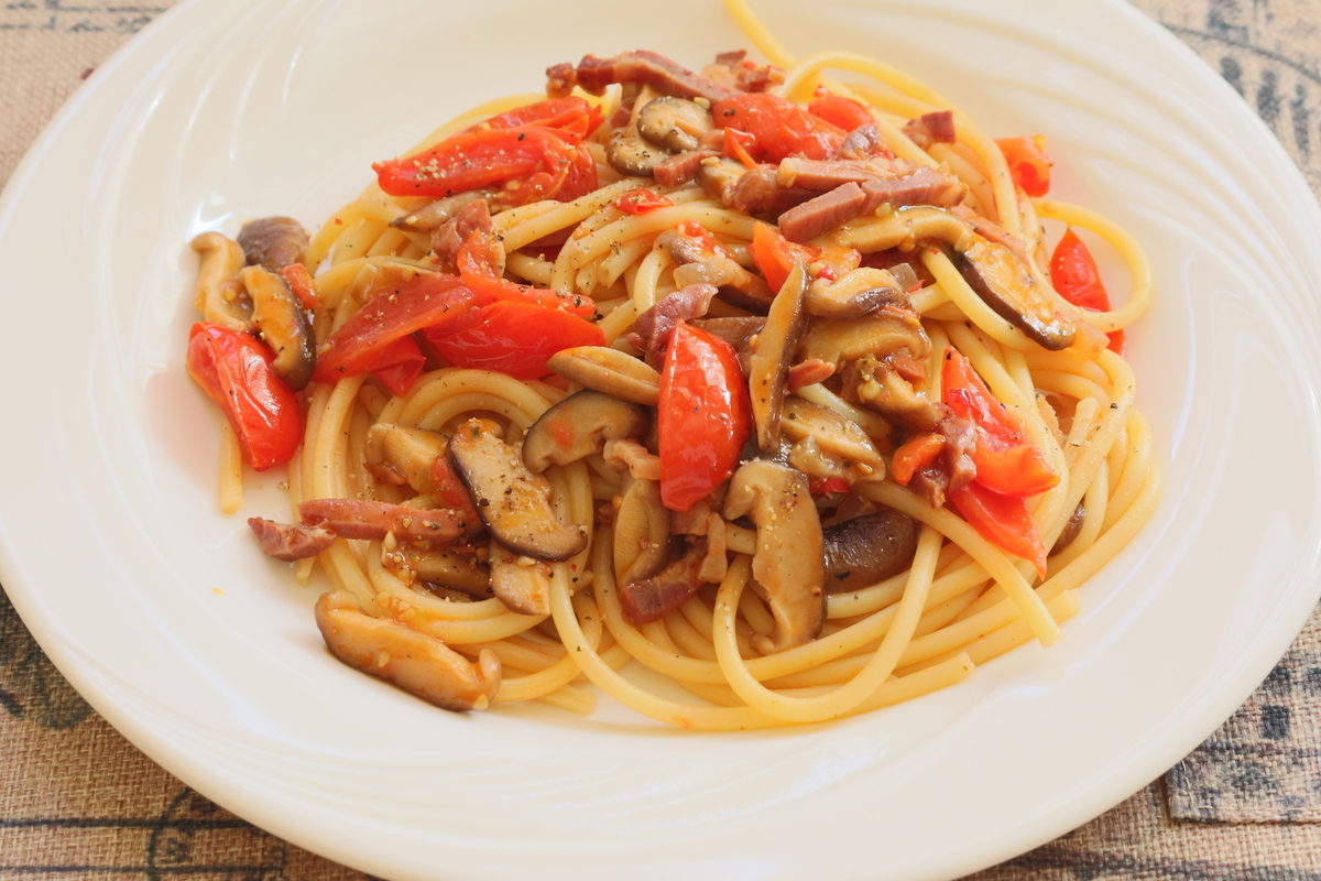 Bucatini tészta shiitake gombával és sonkával