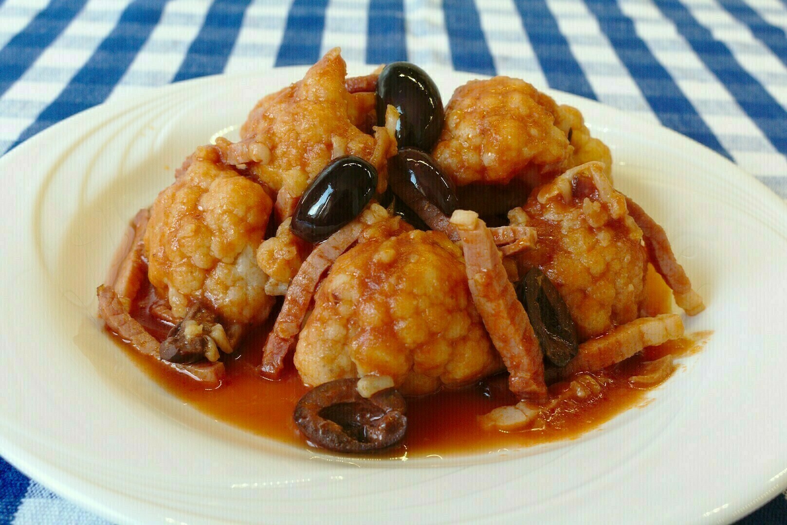 Karfiol, paradicsom és olívabogyó