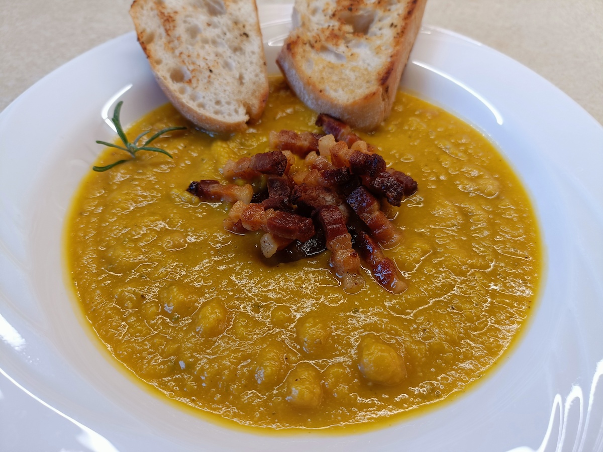 Sütőtökkrémleves csicseriborsóval