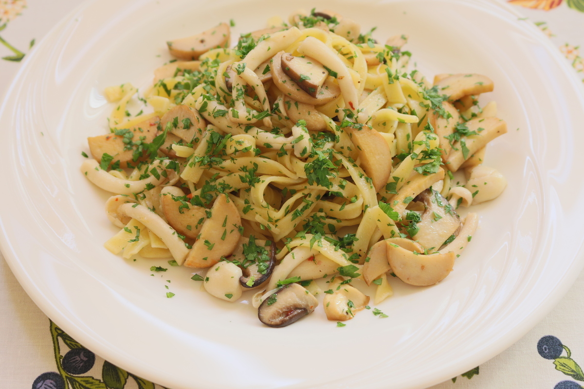 Fettuccine shimeji és ördögszekér gombával