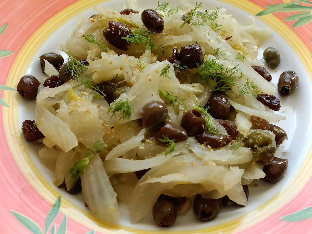 Édeskömény serpenyőben, olívával