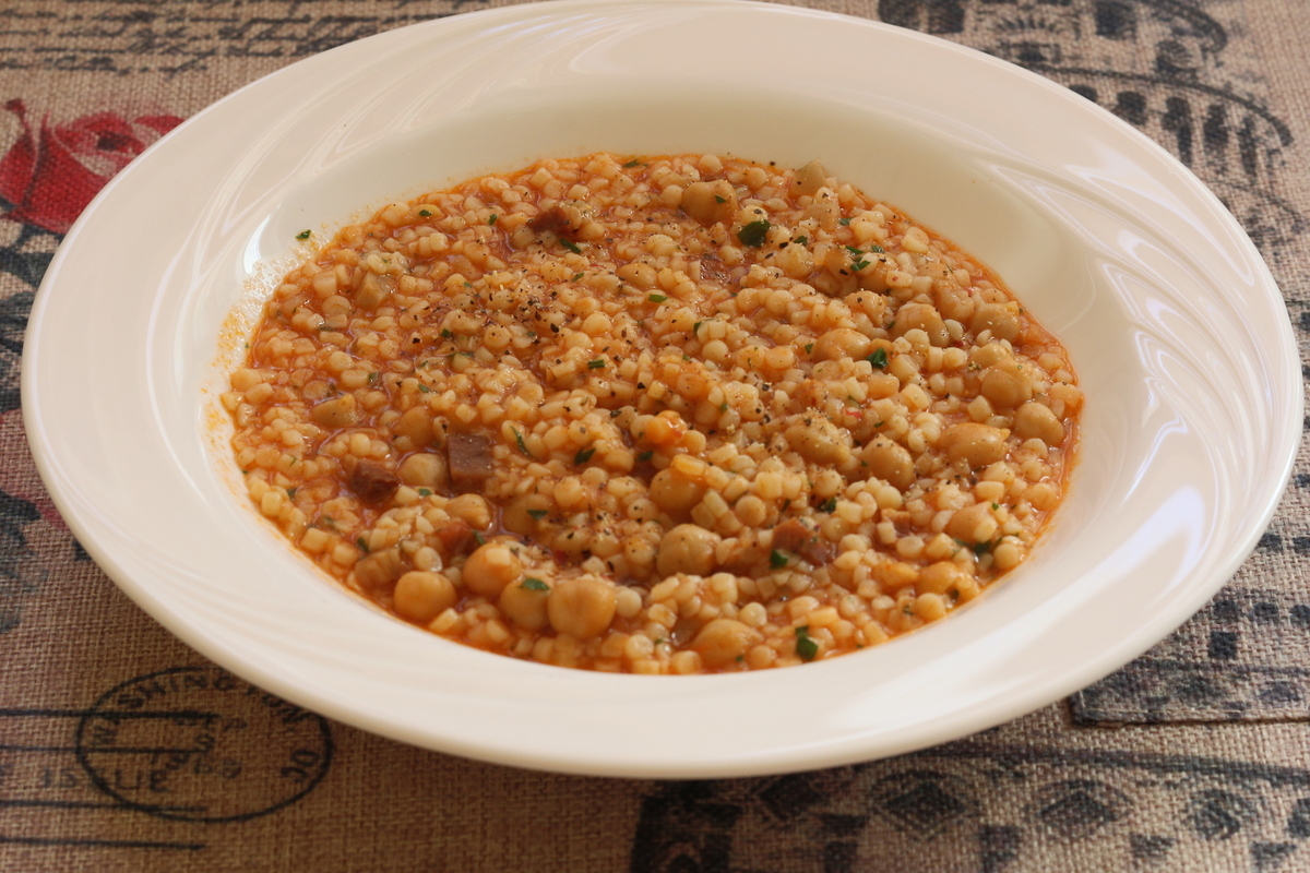 Tarhonya csicseriborsóval és pancettával