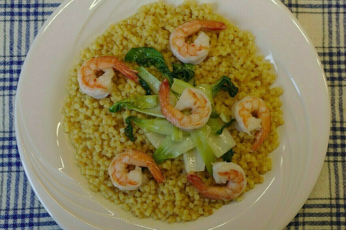 Tarhonya garnélával és pak choi-jal