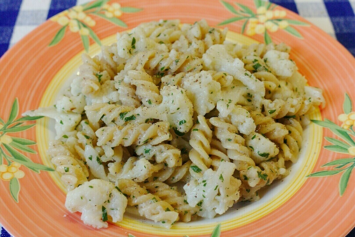 Karfiolos fusilli szardellával