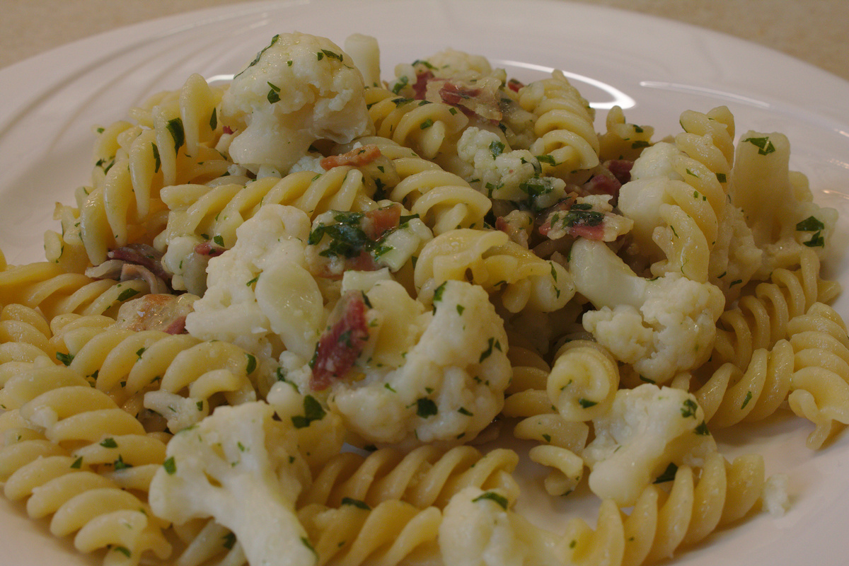 Karfiolos fusilli pancettával