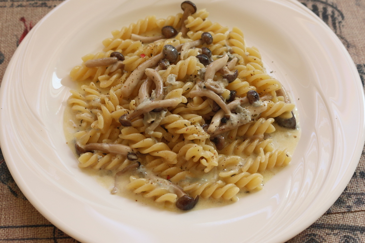 Fusilli shimejii gombával és gorgonzolával