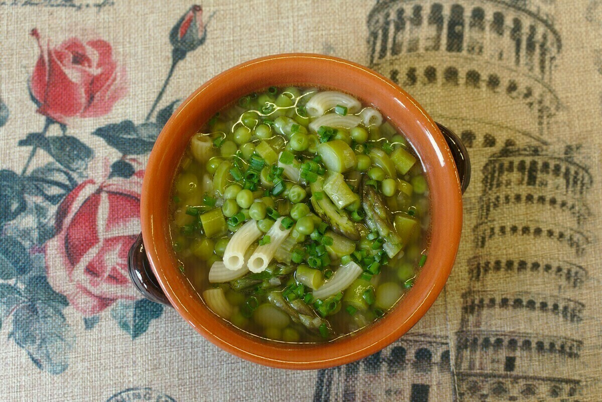 Spárga és zöldborsó minestra