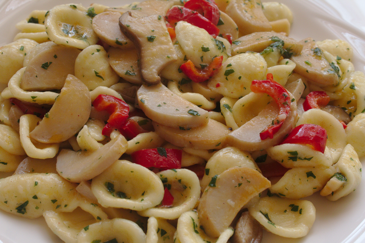 Orecchiette paprikával és gombával