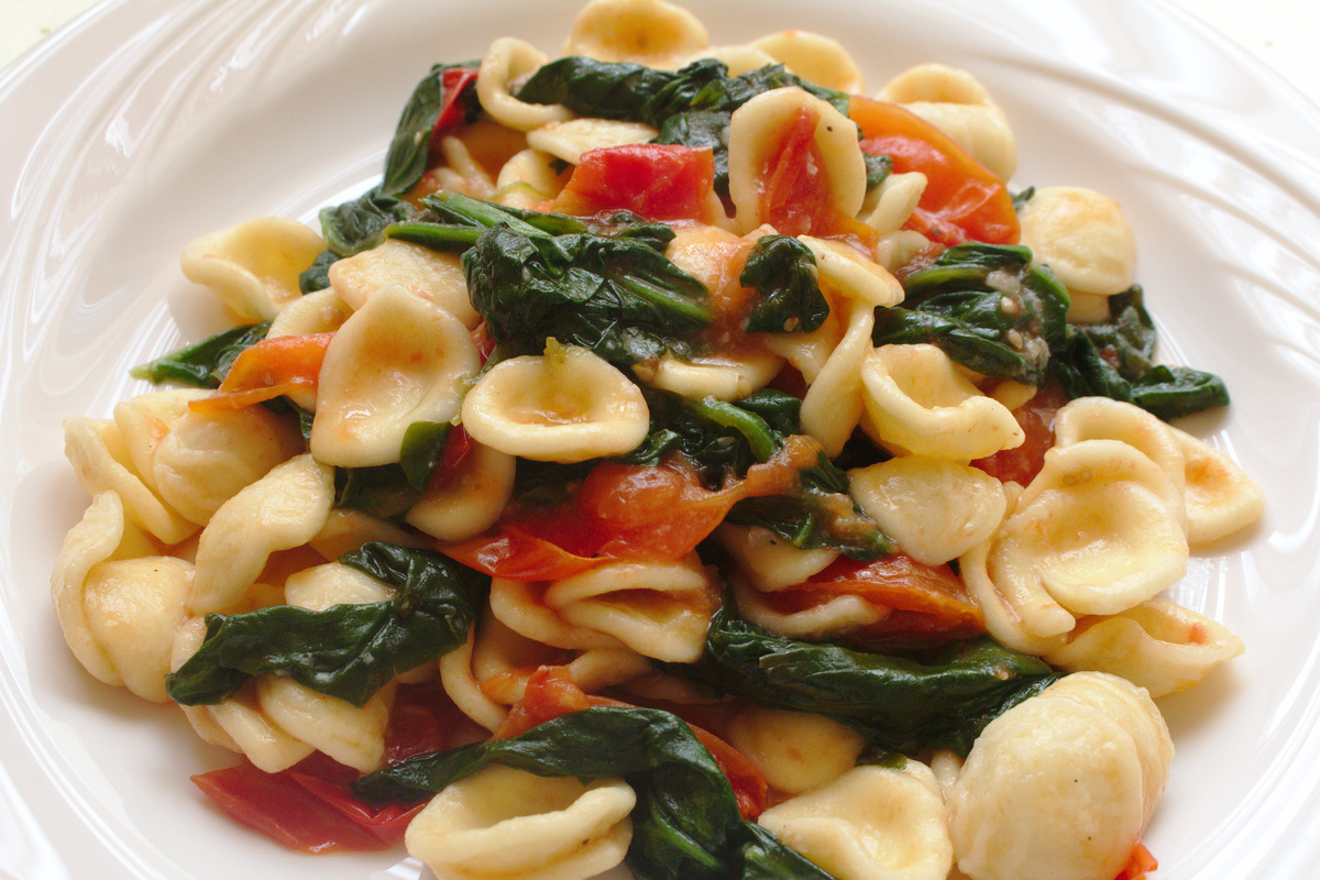 Orecchiette spenóttal és paradicsommal