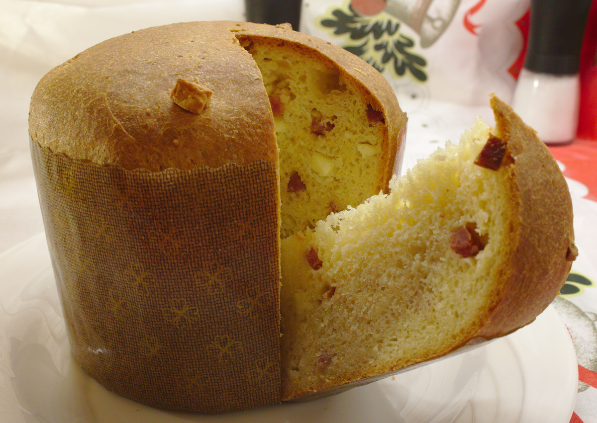 Panettone szalámival és sajttal