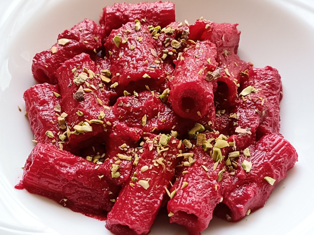 Céklás tészta gorgonzolával