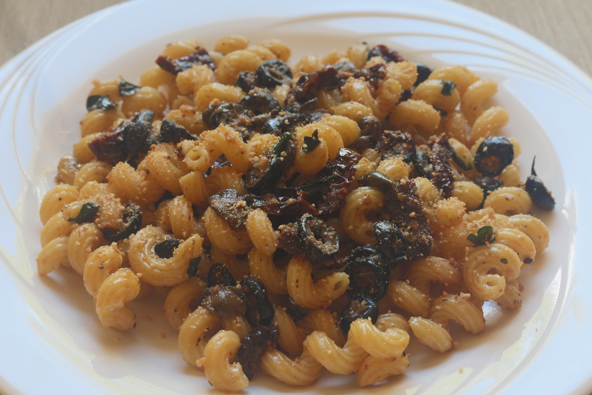 Tészta szárított paradicsommal, olívával és kapribogyóval