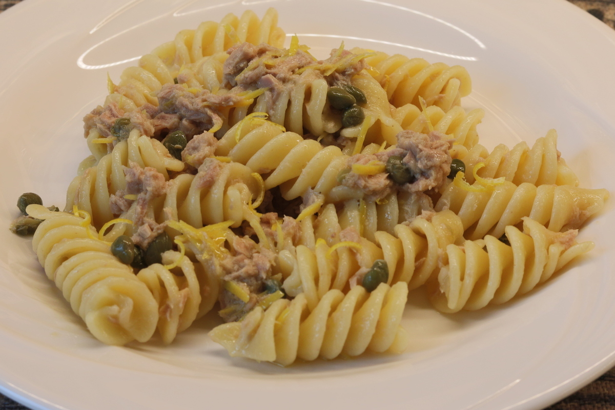 Tonhalas tészta citrommal és kapribogyóval