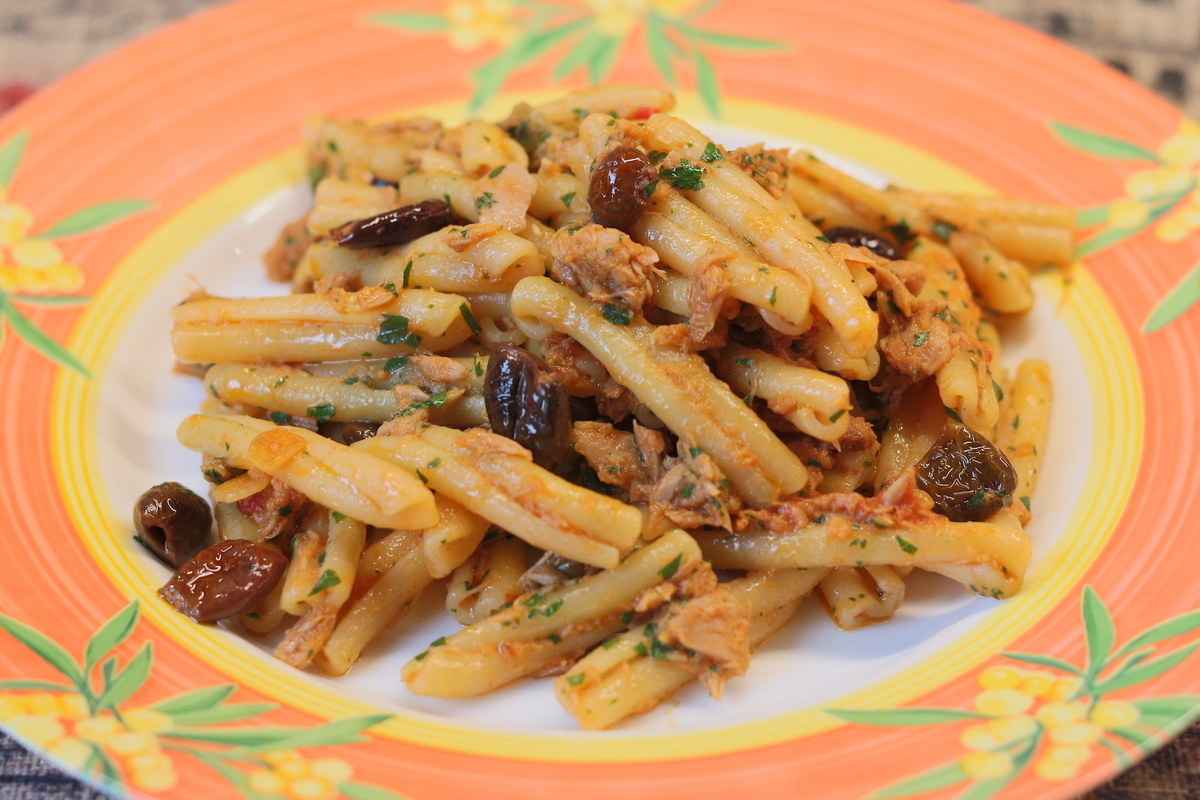 Tonhalas, kapribogyós és olívás tészta