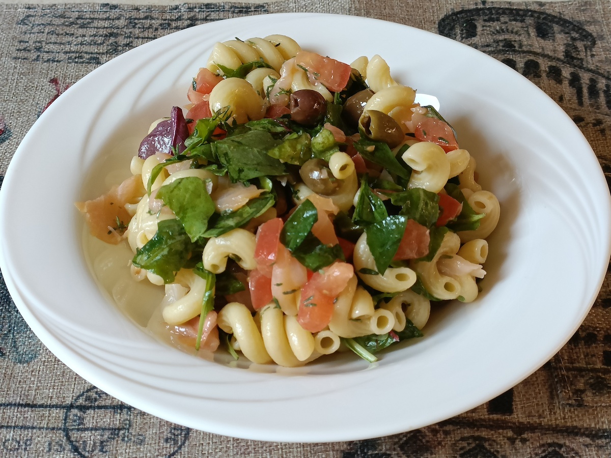 Tésztasaláta füstölt lazaccal