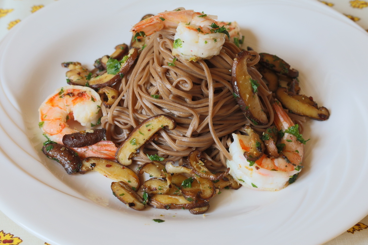 Hajdinatészta shiitake gombával és garnélával