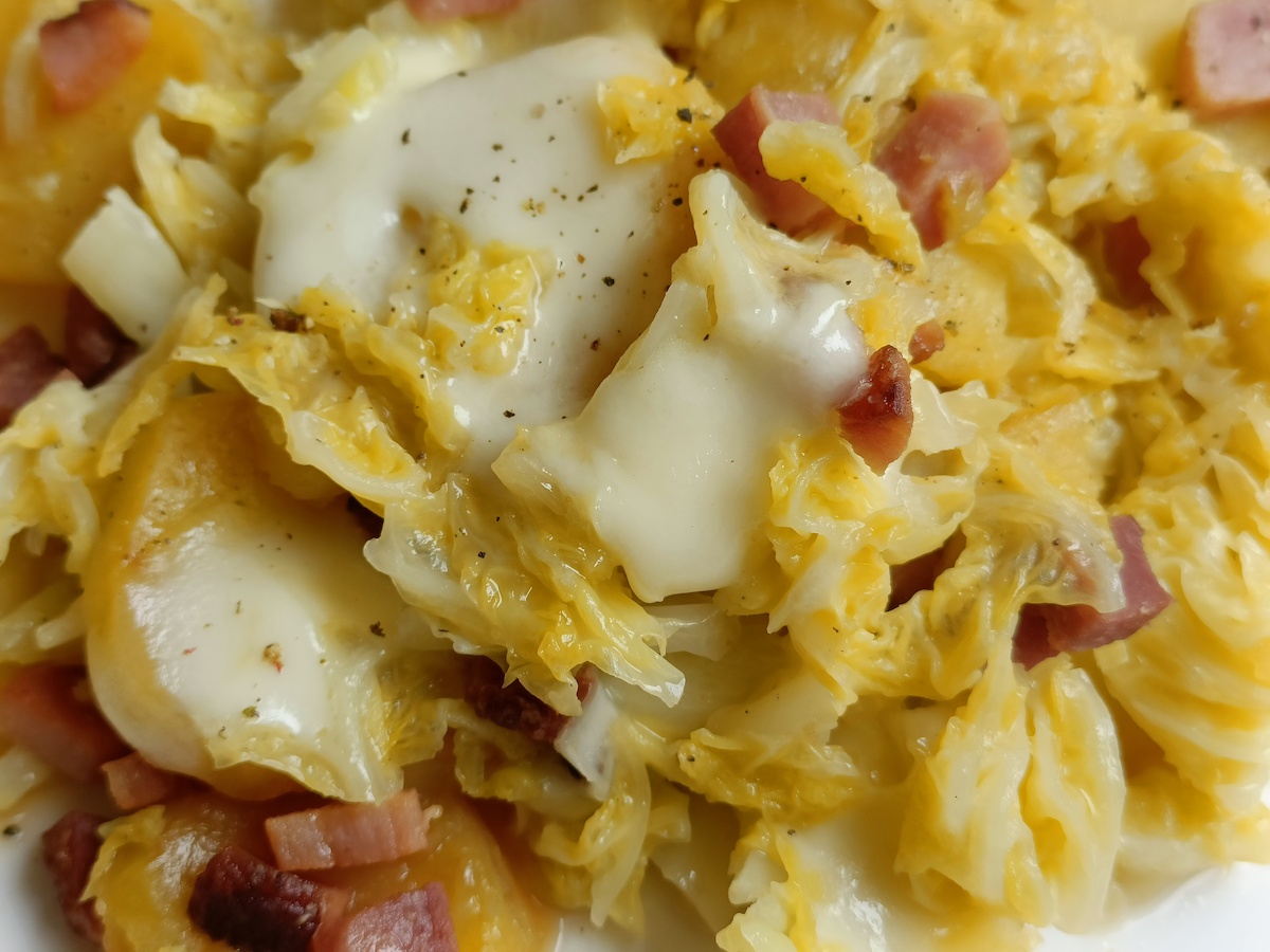 Burgonya és kelkáposzta füstölt sonkával