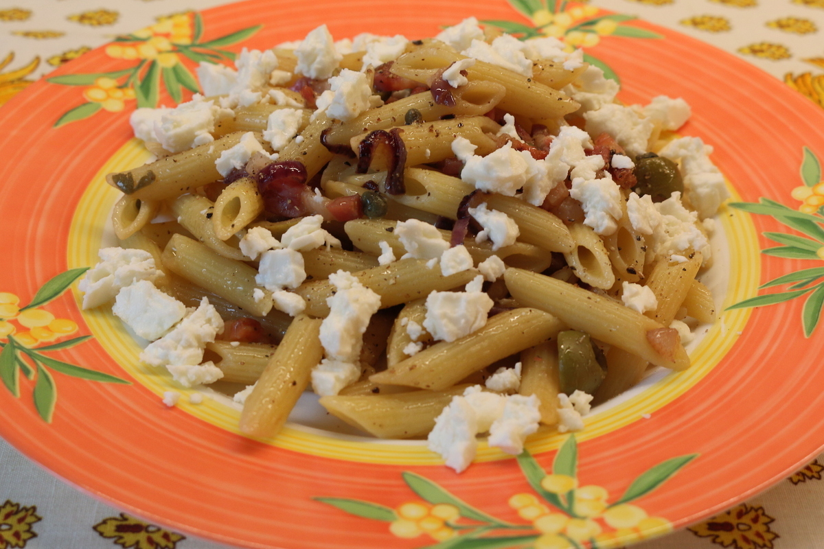 Penne pancettával, olívával és fetával