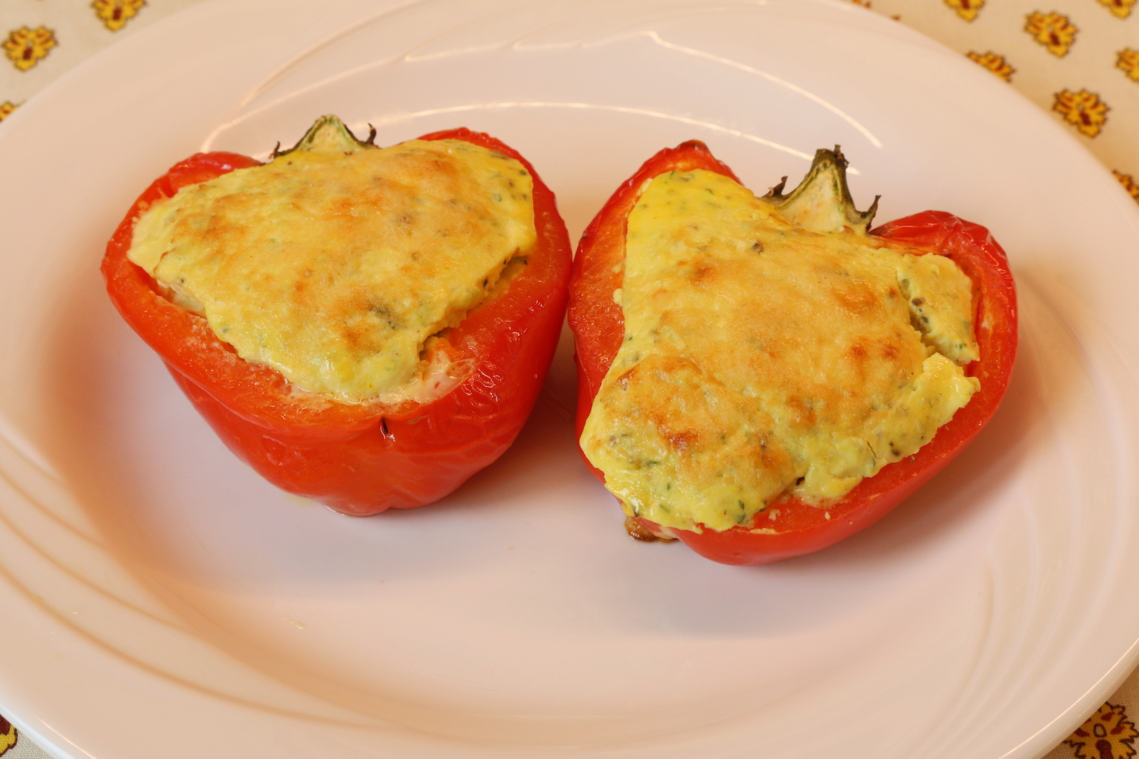 Ricottával és zöldfűszerekkel töltött paprika