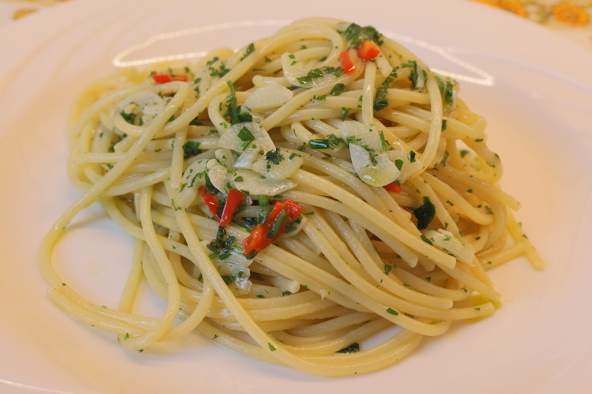 Spagetti fokhagymával, olajjal és csilivel