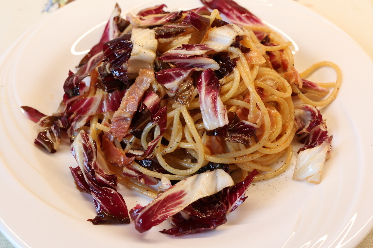 Spagetti radicchióval és feketeerdei sonkával
