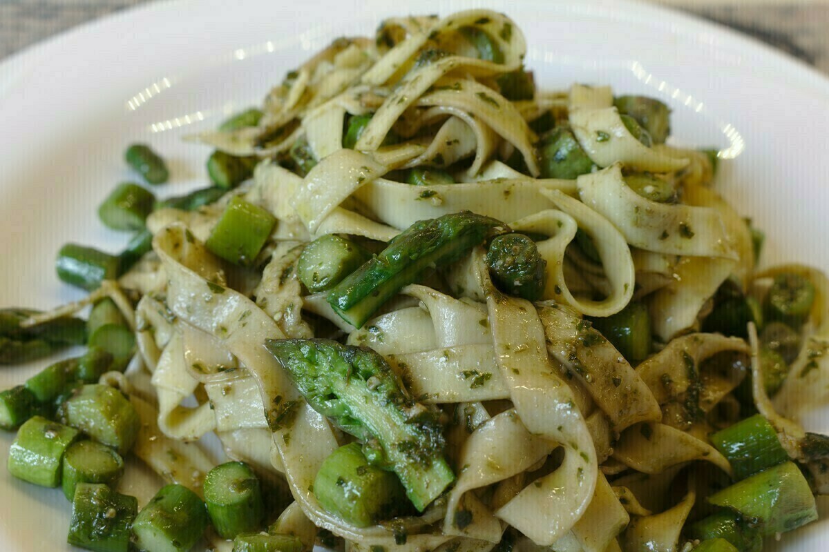 Tagliatelle spárgával és genovai pesztóval