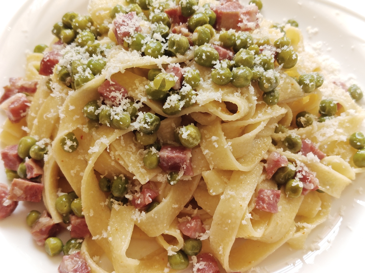 Tagliatelle sonkával és zöldborsóval