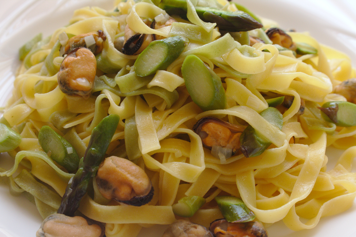 Tagliatelle kagylóval és spárgával