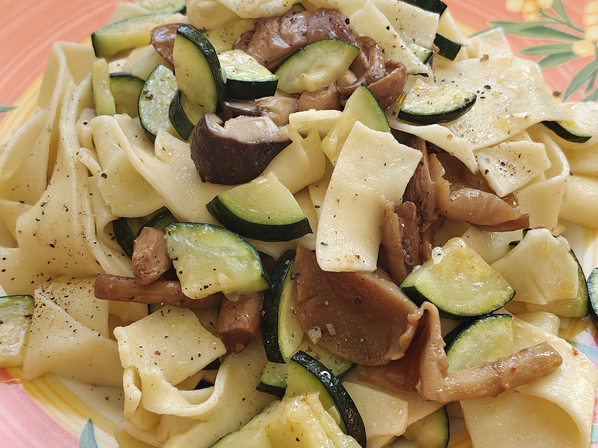 Tagliatelle gombával és cukkinivel