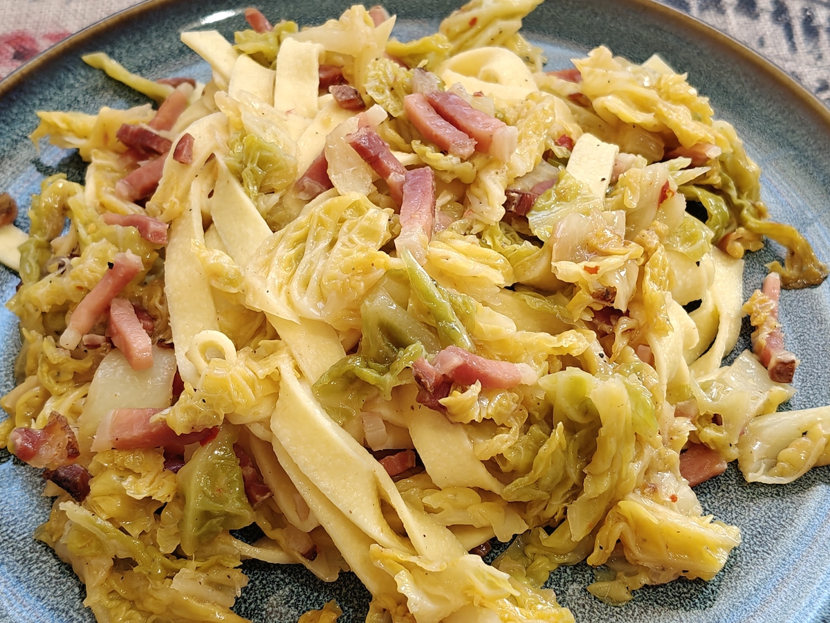 Tagliatelle kelkáposztával és speckkel