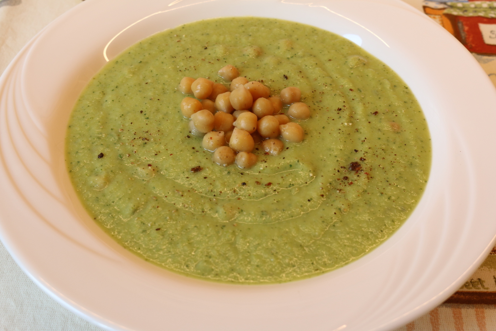 Cukkinikrémleves csicseriborsóval