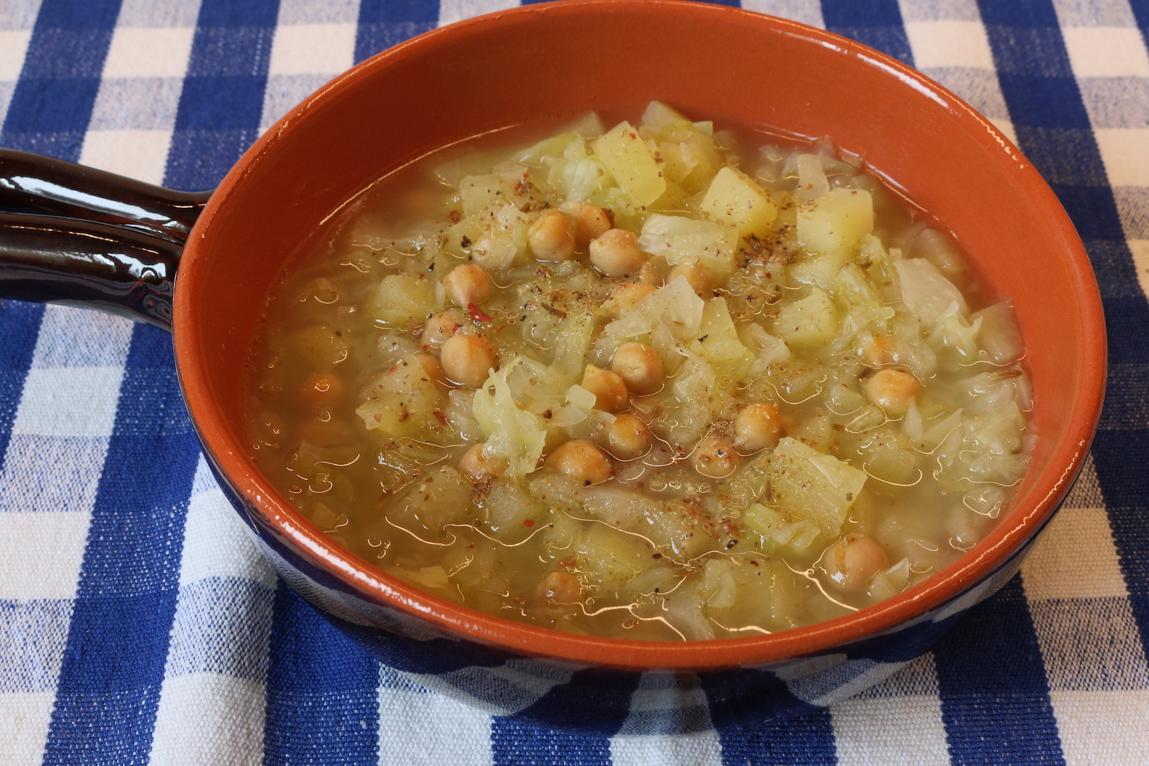 Káposztaleves krumplival és csicseriborsóval