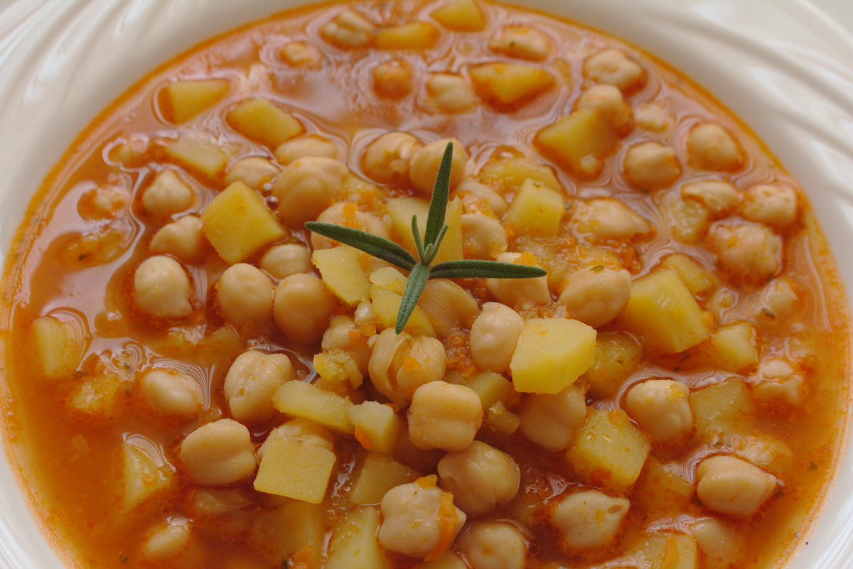 Csicseriborsó leves burgonyával