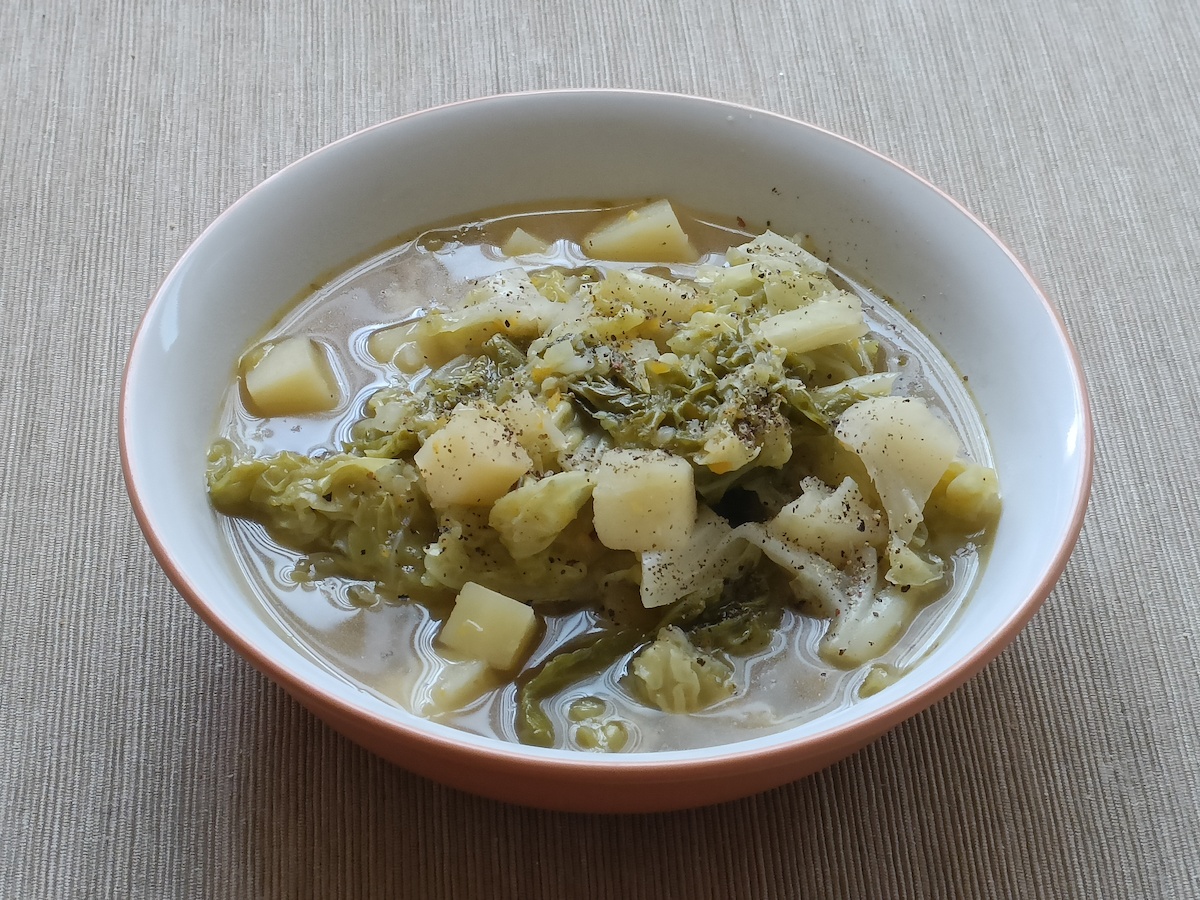 Kelkáposztaleves krumplival, kuktában