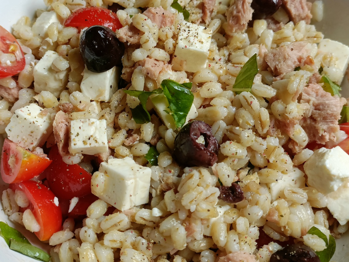 Insalata di orzo con tonno e feta