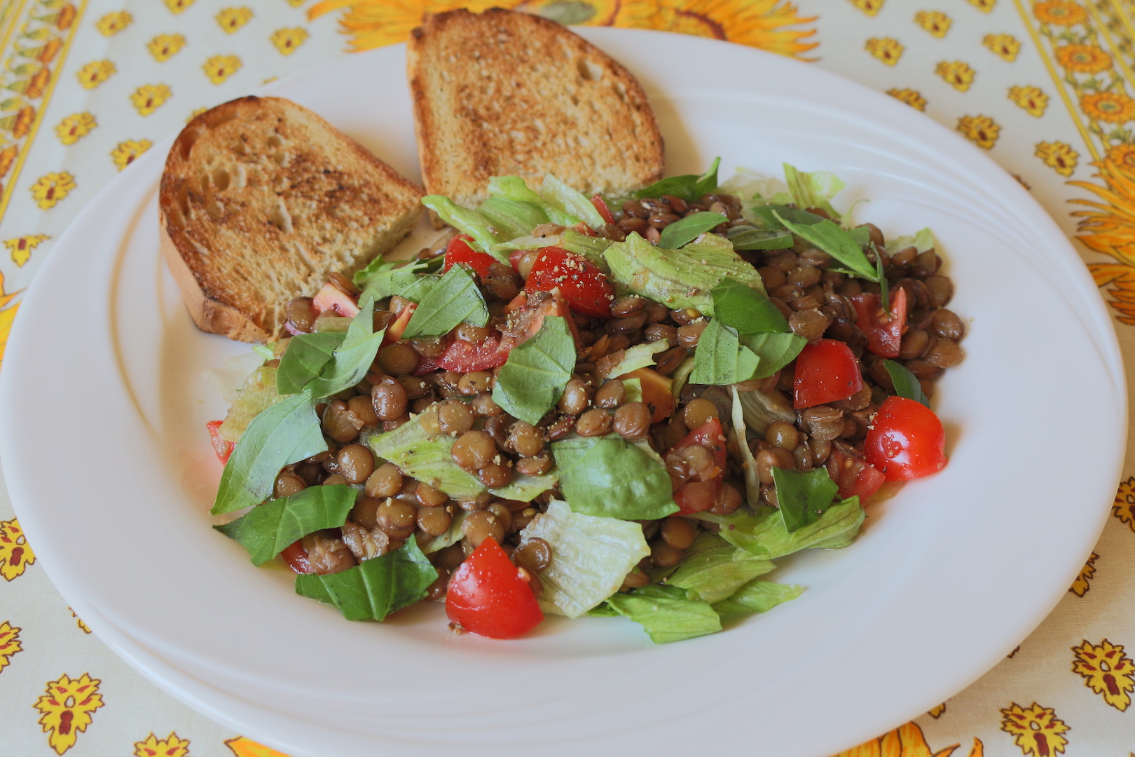 Insalata fredda di lenticchie con pomodorini