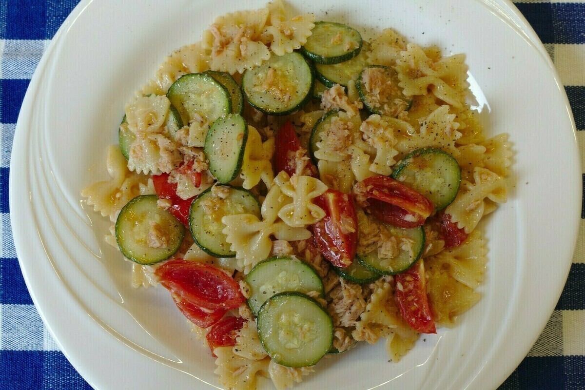 Farfalle con zucchine, pomodorini e tonno