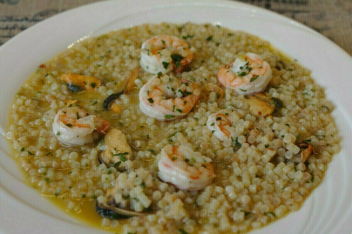 Fregola con gamberi, cozze e fumetto