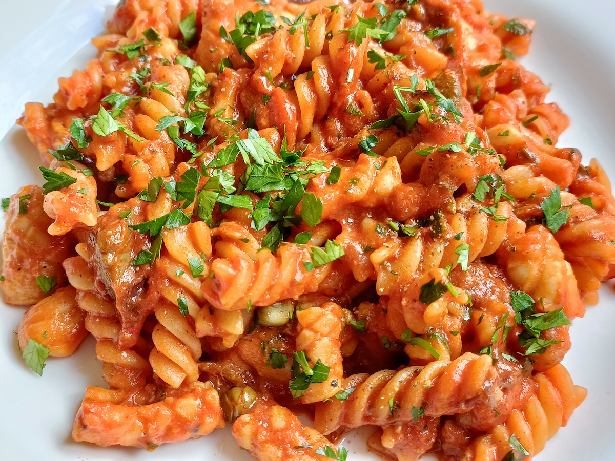 Fusilli con calamari alla puttanesca