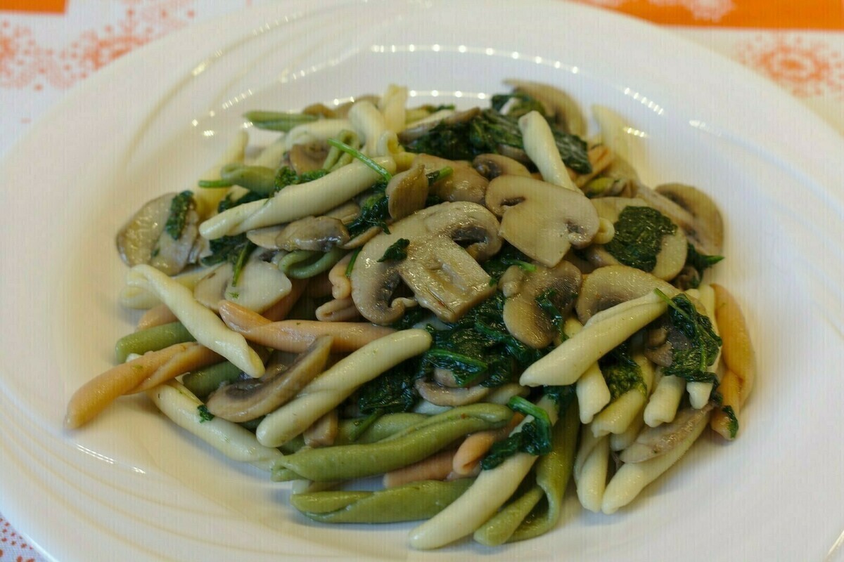 Fusilli con cime di rapa e funghi champignon