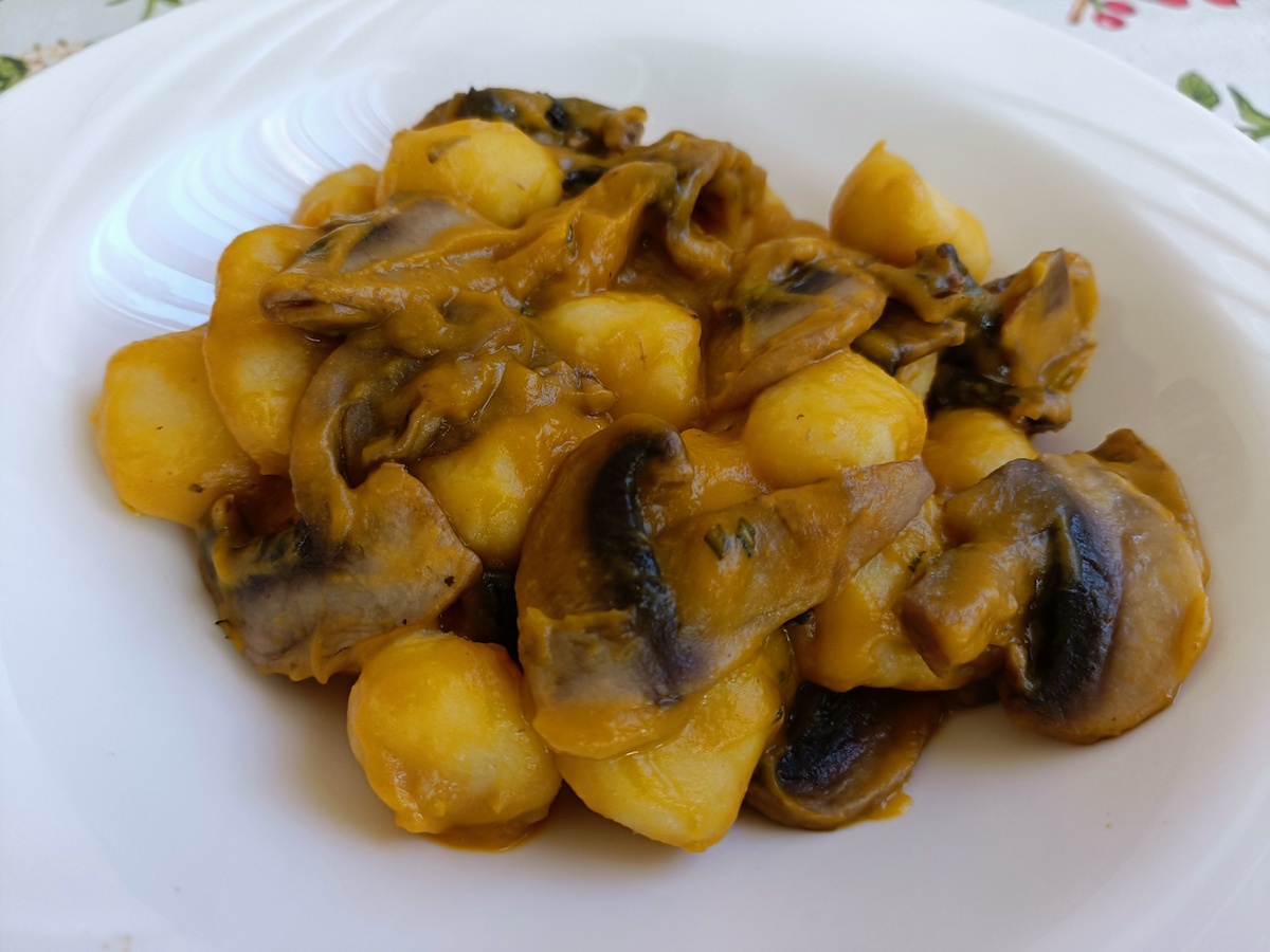 Gnocchi con crema di zucca e funghi