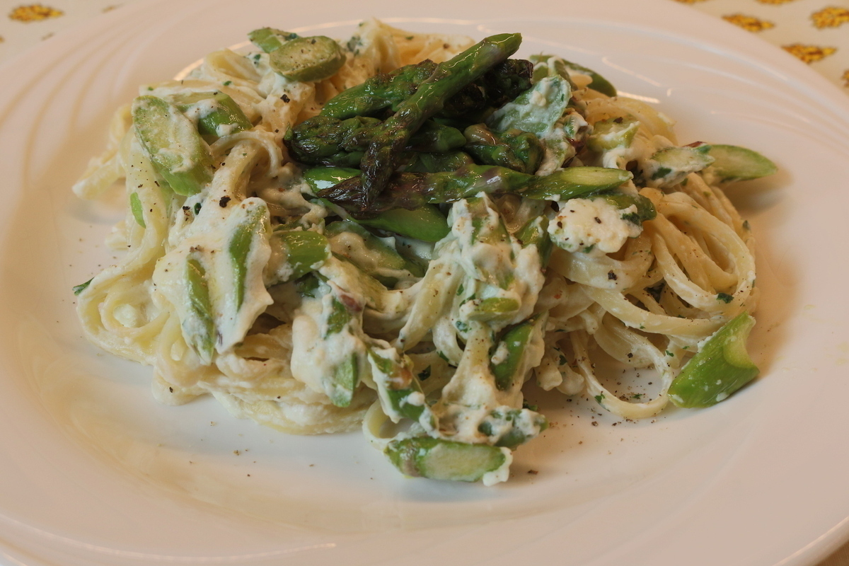 Linguine con asparagi e crema di ricotta