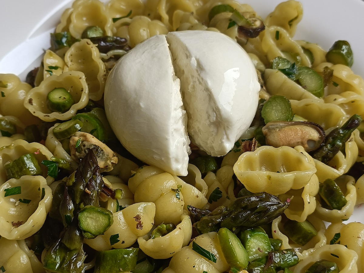 Pasta con asparagi, cozze e burrata