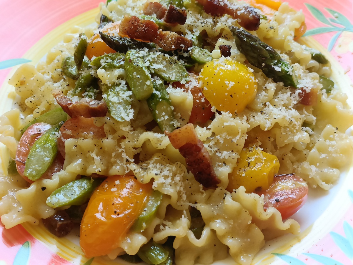 Pasta con asparagi e pancetta