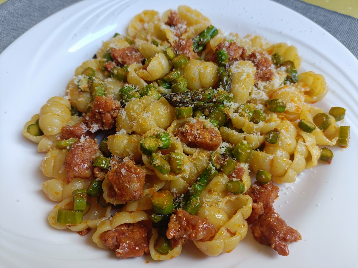 Pasta con asparagi e salsiccia