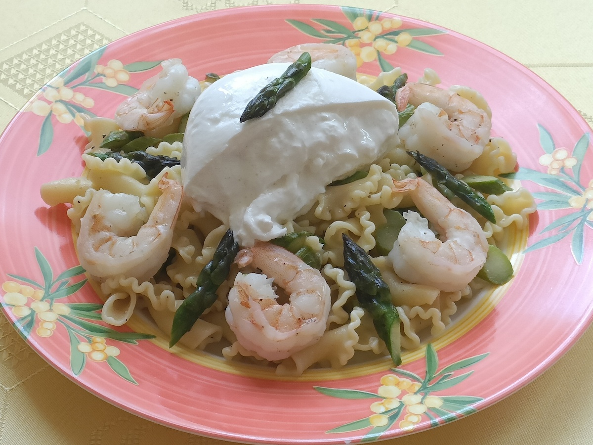 Pasta con asparagi, gamberi e burrata