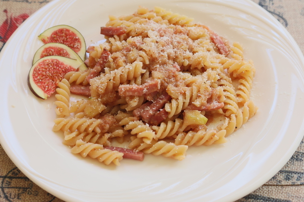 Pasta con fichi e speck