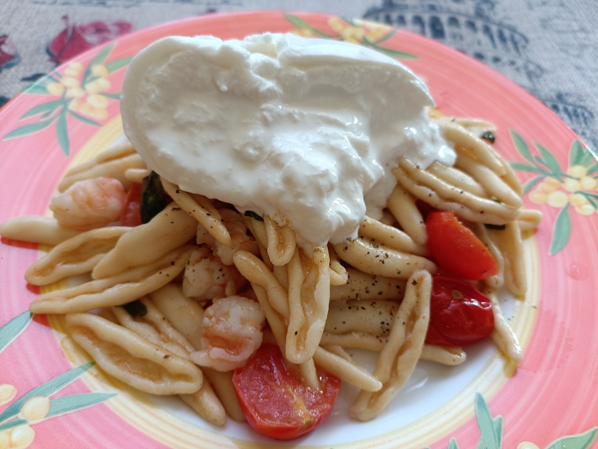 Pasta con gamberi e burrata